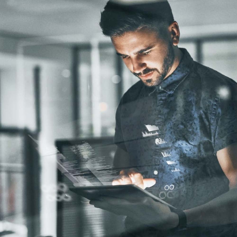 Technicien ADN-TI au travail sur une tablette