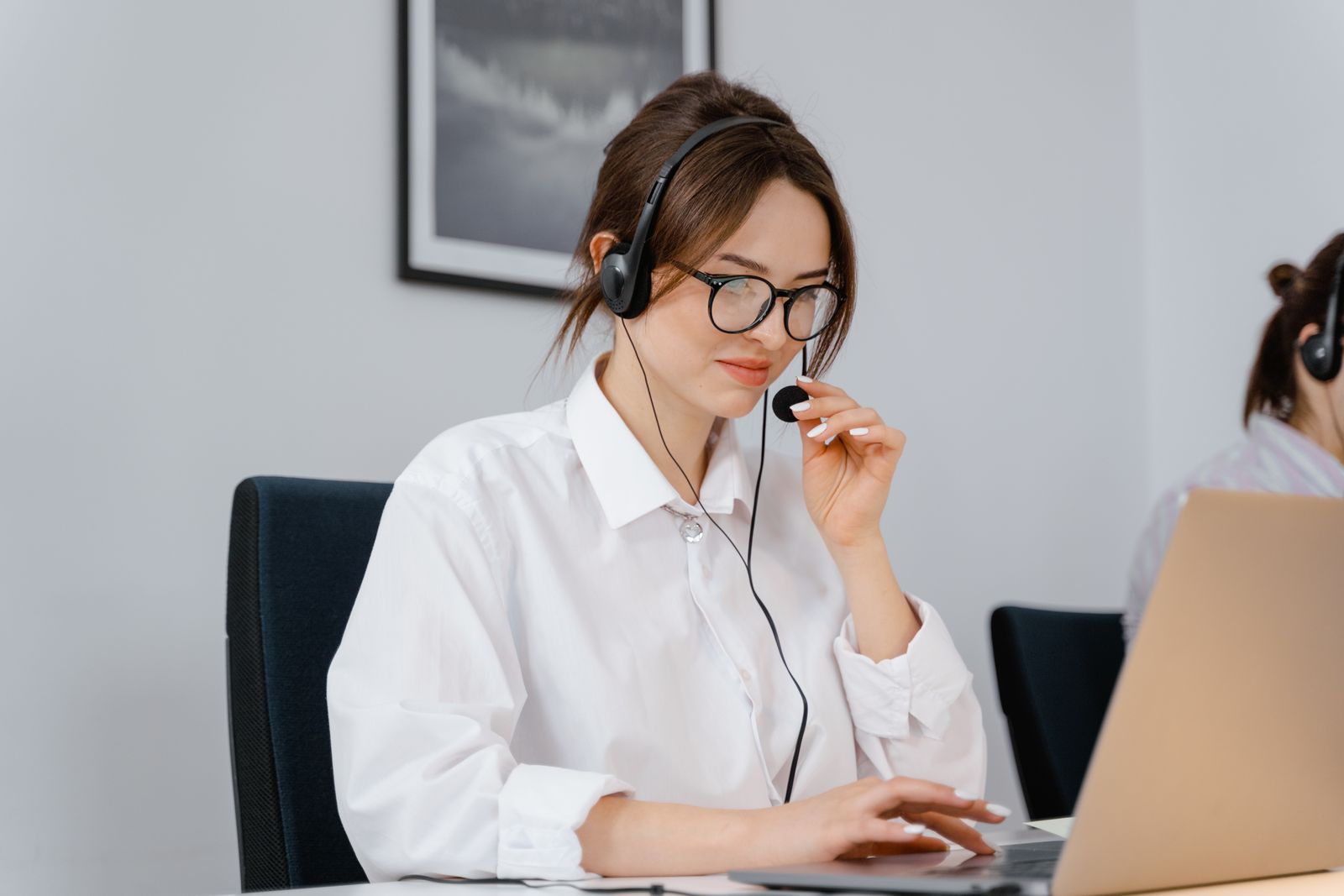 Agente du centre de services au téléphone avec un casque d'écoute